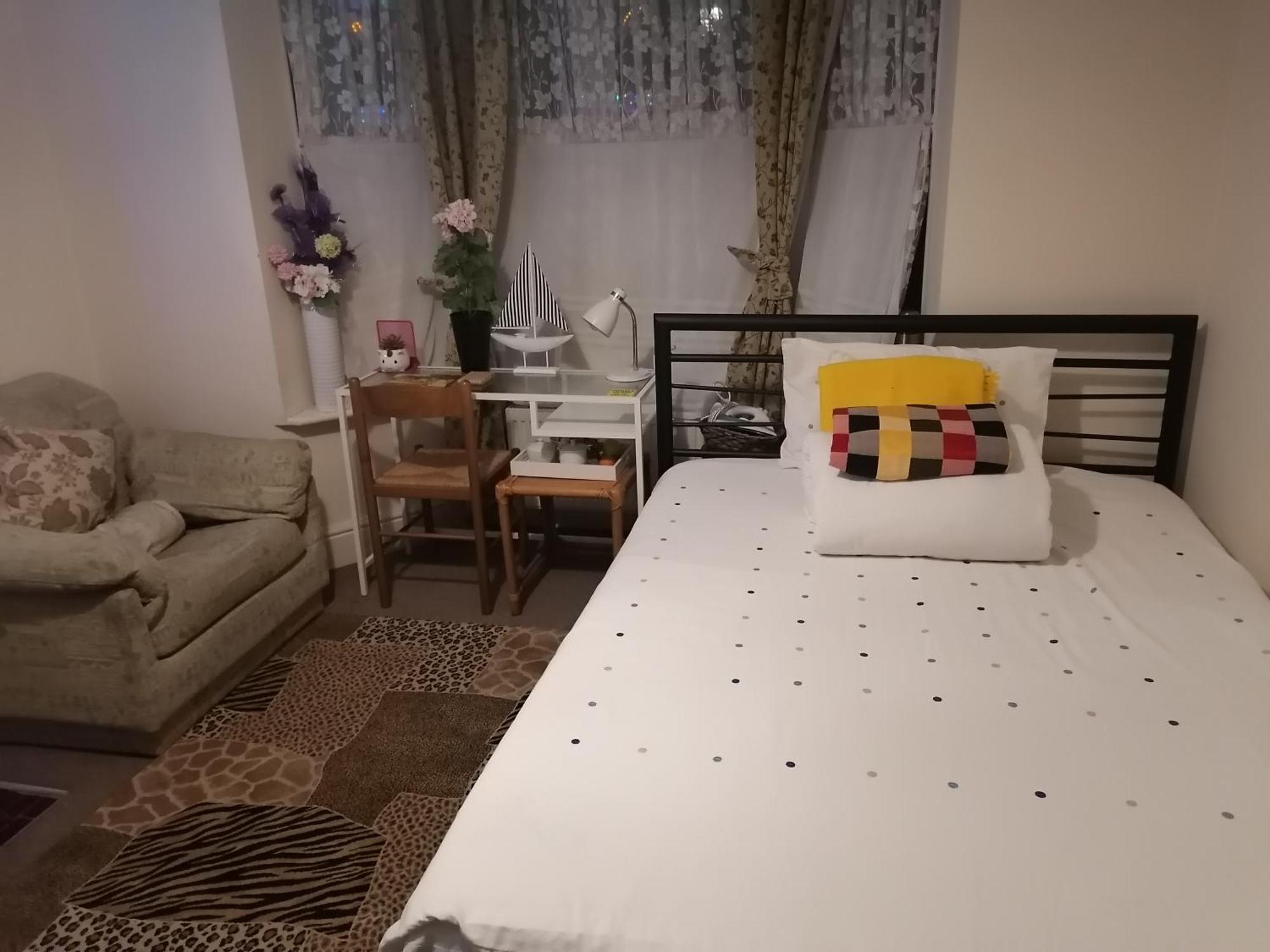 איסטלי Big Private Room In Town Centre מראה חיצוני תמונה