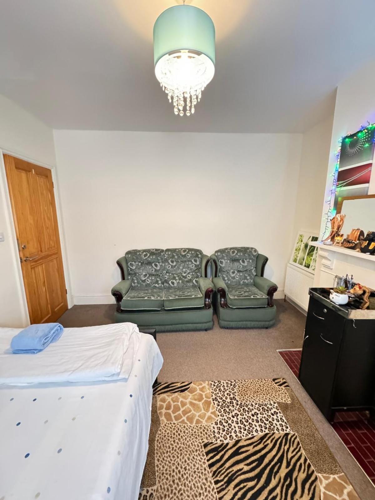 איסטלי Big Private Room In Town Centre מראה חיצוני תמונה