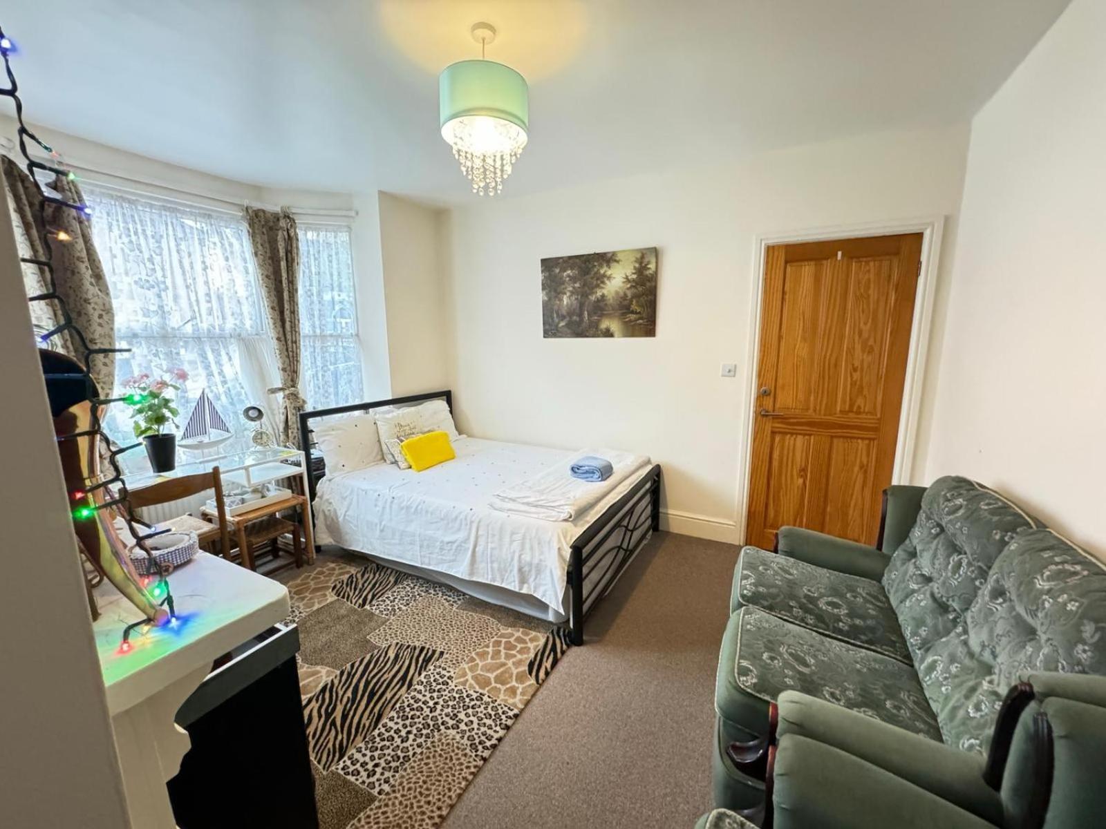איסטלי Big Private Room In Town Centre מראה חיצוני תמונה